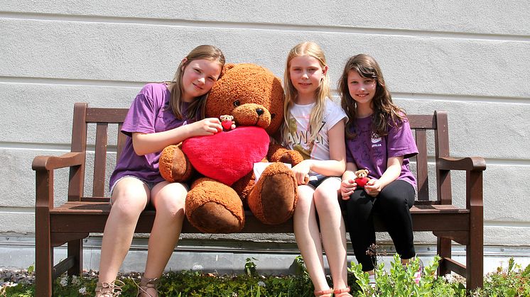 Lena, Klara und Emilia während der Spendenübergabe im Kinderhospiz Bärenherz