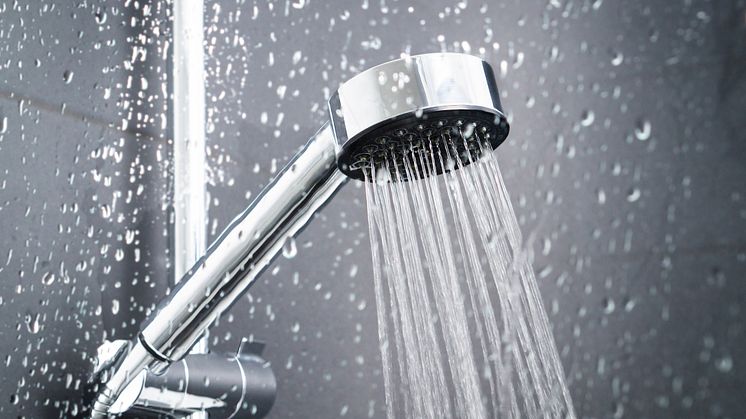 Det vanligaste smittstället är duschen och rutiner för egenkontroll som regelbunden spolning av varm- och kallvatten sänker halterna av bakterien.