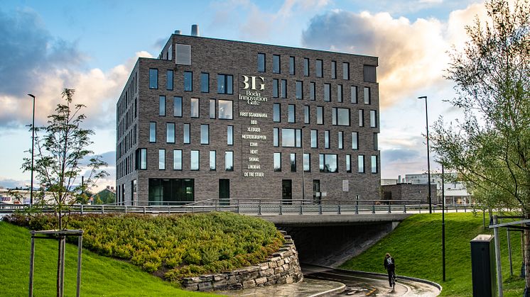 Bodø Innovation Gate (BIG) er lett tilgjengelig med både sykkel og kollektivtransport, slik at leietakerne kan velge vekk bilen. Foto: Hundholmen Byutvikling AS