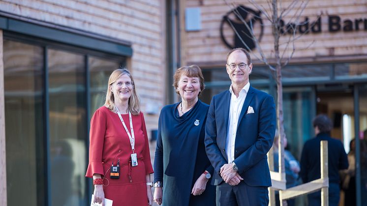 Birgitte Lange generalsekretær i Redd Barna, Marianne Borgen ordfører i Oslo og administrerende direktør Eirik Thrygg i Höegh Eiendom. Foto: Kenneth Williams 