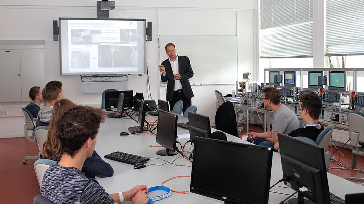 Workshop beim 1. Fachtag Technik und Naturwissenschaften im Labor für Automatisierungstechnik von Prof. Dr.-Ing. Jörg Reiff-Stephan.