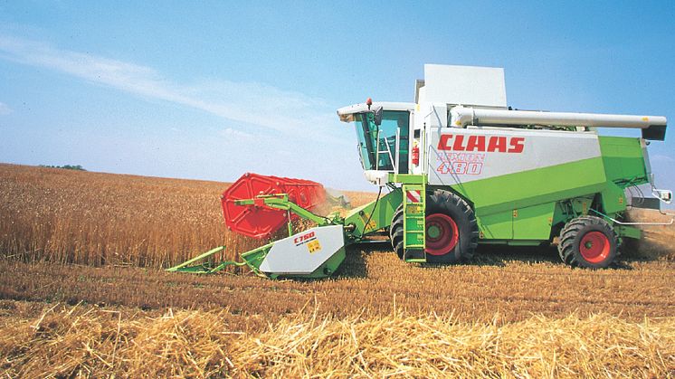 For nøyaktig 25 år siden, den 12. november 1995, presenterte CLAAS den kraftigste skurtreskeren i verden på Agritechnica: LEXION 480 med banebrytende hybrid treske- og utskillingsteknologi, takket være kombinasjonen av APS og ROTO PLUS.