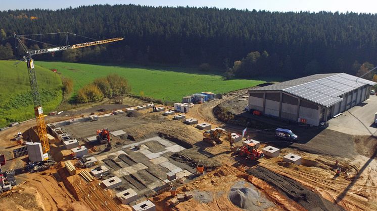 Hier baut die WUN Energie bis Ende nächsten Jahres ein Blockheizkraftwerk und eine Holzpelletproduktion. Das Bayernwerk ist an dem 28-Millionen-Euro-Projekt beteiligt.
