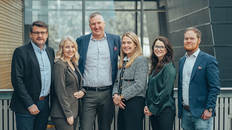 Ledergruppen i det sparebankenes nye kredittselskap. Fra venstre: Terje Gromholt, Astrid Kvernes Hyldmo, Ronny Smolan, Marianne Nordløkken, Marthe Aasheim Juul og Thomas Wivestad. Foto: SpareBank 1 Kreditt