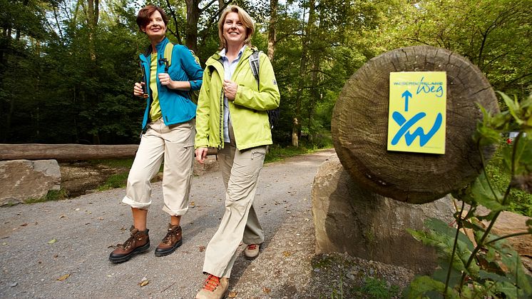 Zwei Wanderinnen unterwegs auf dem beliebten Weserbergland-Weg