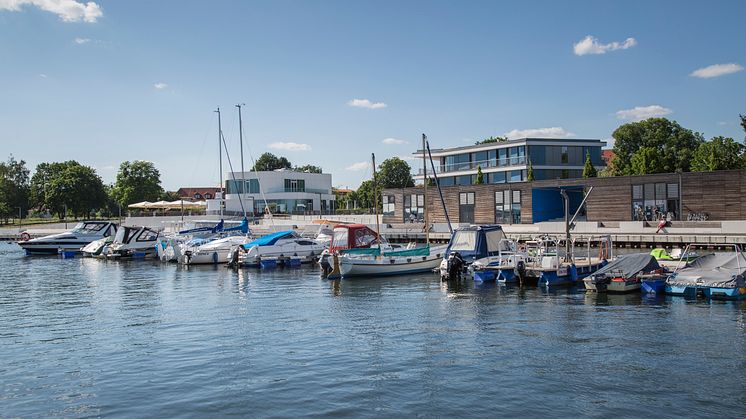 Das mittlerweile 7. Senftenberger Hafenfest lädt am Wochenende mit Konzerten und einer großen Sommerparty zum Flanieren und Verweilen ein. Foto: TMB-Fotoarchiv/Steffen Lehmann. 