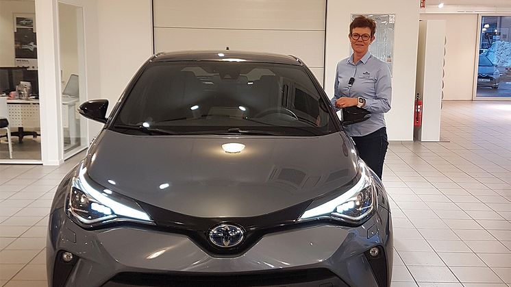 Klar for lansering: Astrid Fridheim Karijord med nye Toyota C-HR som lanseres i Mosjøen denne uken. Foto: Nordvik AS.