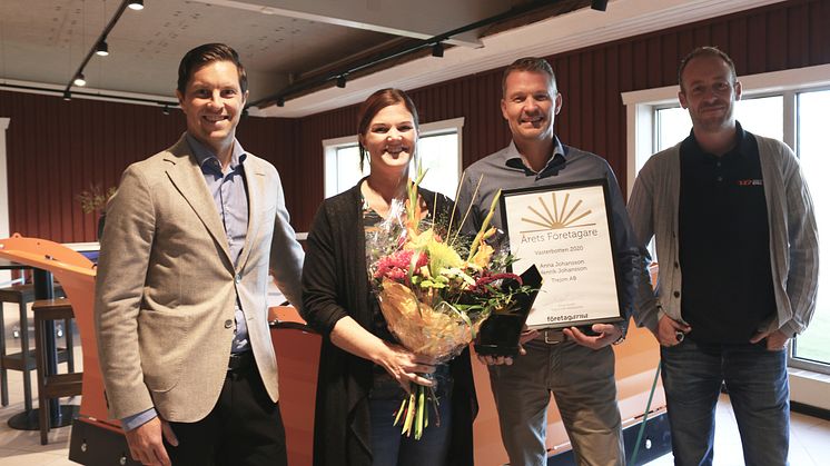 Jonas Nordin, Företagarna Västerbotten, med vinnarna Anna och Henrik Johansson på Trejon. Till höger på bilden Emil Palm, ordförande i Företagarna Vännäs.