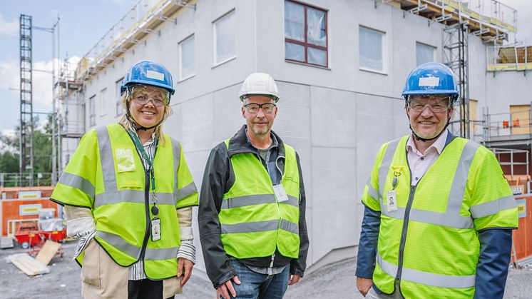 Hanna Gregeby, biträdande förvaltningschef, Björn Wiklund, projektchef, och Henrik Örneblad, vd på Huddinge Samhällsfastigheter vid om- och tillbyggnadsprojektet Stensängsskolan.