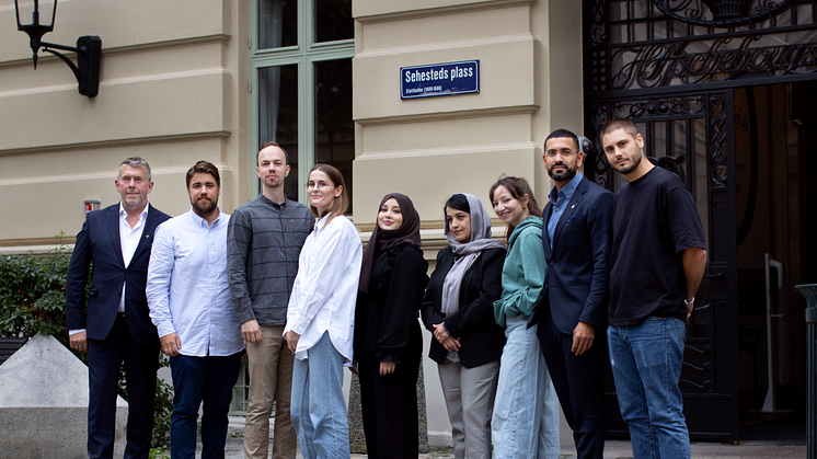 Aschehougs høstdebutanter. Fra venstre: Anders Bjørgård Prytz, Harald Stolt-Nielsen, Aslak Maurstad, Lina Raknes, Bibi Fatima Musavi, Andrea Bræin Hovig, Yama Wolasmal og Oliver Ingrosso. Foto: Helene Spanthus