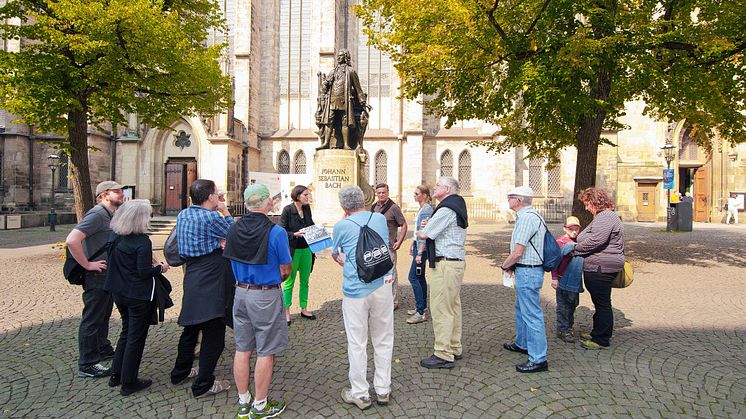 Bach-Rundgang vor dem Neuen Bach-Denkmal an der Thomaskirche Leipzig