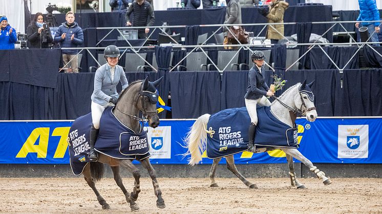 Kajsa Björe och Matilda Pettersson på sina ston Ballyshan Copa Cabana och Chloe F tog hem segrarna i ATG Riders League i Borås och är klara för finalerna under Gothenburg Horse Show. Foto: Roland Thunholm