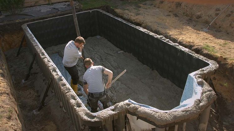 JOU Pool - Massivbauweise Bodenplatte betonieren