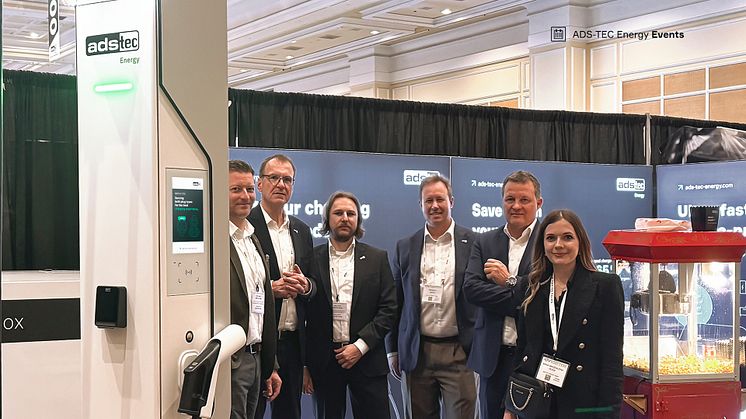 CEO und Gründer von ADS-TEC Energy Thomas Speidel, 2. v.r., mit seinem Team auf der EV Charging Summit & Expo in Las Vegas.