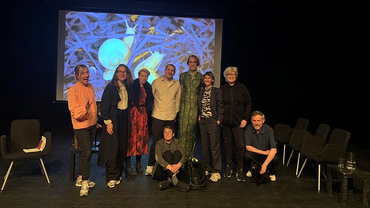 Foto från disputationen: (från vänster) Maria Hedman Hvitfeldt, Lina Selander, Jenny Sundén, Viktor Neumann, Ester Martin Bergsmark, Wibke Straube, Sher Doruff. På golvet: Susan M Winterling, Martin Hargreaves. Foto: SKH