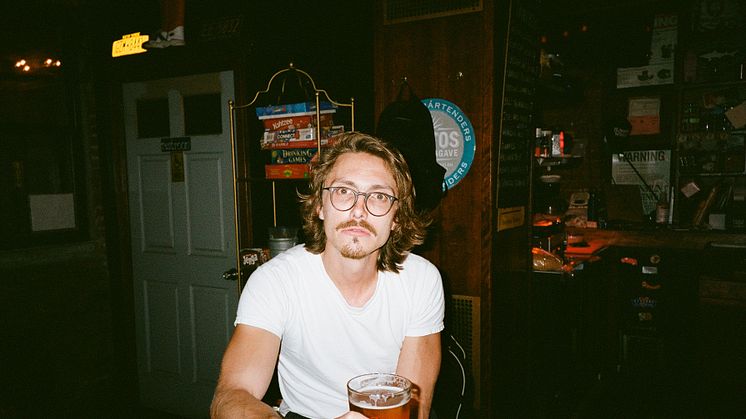 Når Marc Rebillet står på Store VEGAs scene den 10. marts bliver det med store portioner af charme, vittigheder og en bagage spækket med eksperimenterende kompositioner.
