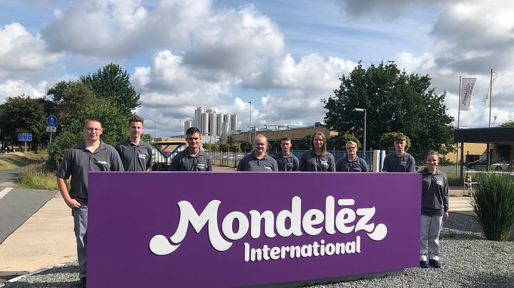 Die neuen Auszubildenden im Mondelēz International Werk in Bad Fallingbostel: Noel Pollet, Henry Feldmann, Mattis Klar, Carina Dreyer, Lars Behrendt, Dana Gericke, Marlon Erik Zilz, Marlind Kazani, Stefanie Kirmeß (li. n. re.)/Mondelēz International