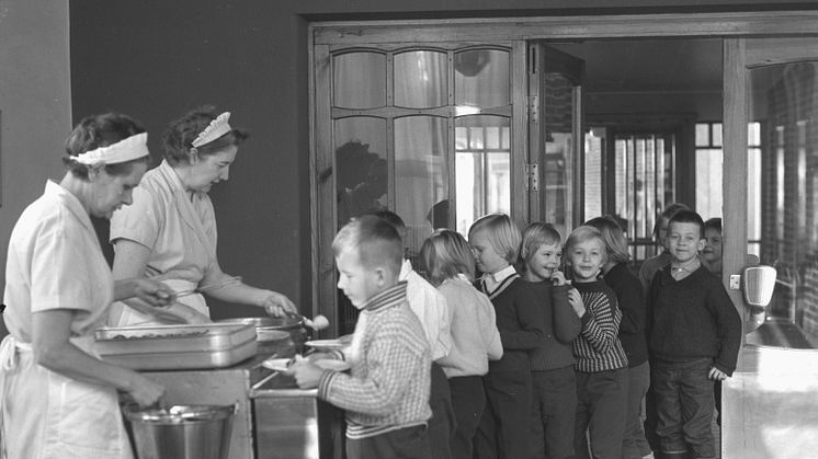 Barnbespisning i Mossebergsskolan år 1963. Skolan uppfördes på 1950-talet som en småskola i den nybyggda stadsdelen Guldheden. Kulturmiljön präglas än idag av den tidens ideal och formspråk. Foto: Hjörnearkivet, Göteborgs stadsmuseum