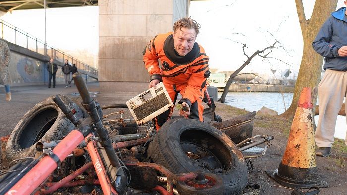 Fritidsdykaren Fredrik Johansson bärgar allsköns skit ur Mälaren. Foto: Björn Alvarsson