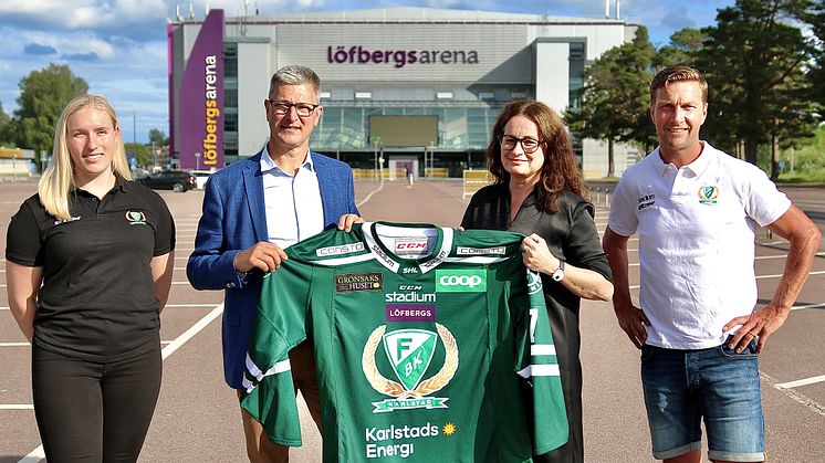 50/50 gäller när Karlstads Energi och FBK har förlängt sitt avtal. På bilden syns Silje Holös, tränare i FBK:s damlag, Erik Kornfeld och Mia Johansson, vd respektive försäljningschef på Karlstads Energi samt Johan Pennerborn, tränare i FBK herr.