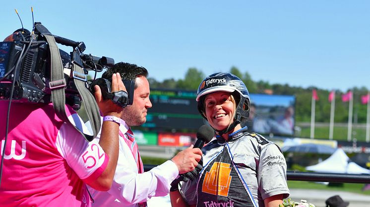 Anna-Karin Rundqvist intervjuas efter seger under Elitloppshelgen 2017. Foto: TR Media/Kanal 75