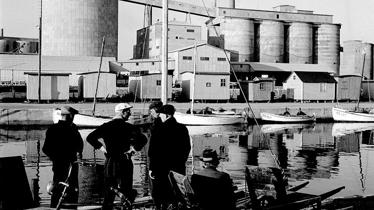 Cementfabriken med fiskare i förgrunden