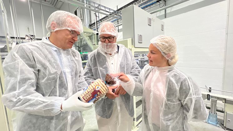 Fr.v. Anders E Johansson, vd Polarbröd, Karl-Petter Thorwaldsson, Sveriges näringsminister och Sandra Widmark, tf. produktionschef på Polarbröds bageri i Bredbyn.