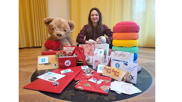 Ekatharina Burova, nicht nur im des Hotel One tätig, sondern auch ehrenamtliches Mitglied im Ambulanten Kinder- und Jugendhospizdienst, brachte die gesammelten Geschenke ins Bärenherz