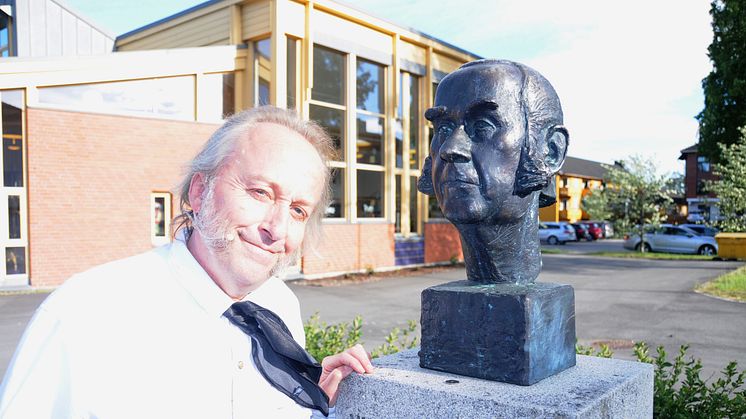 Levi Henriksen ved Sandbeck-bysten utenfor Åmot kulturhus, hvor han i kveld mottok Vidar Sandbeks kulturpris, Regnbågåbrua, for 2018. (Foto: Erik Larsen)