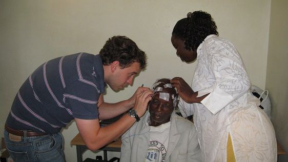 Ryan Wagner (till vänster) utför ett EEG på en patient med epilepsi vid Agincourt Health Centre i Agincourt, Sydafrika.