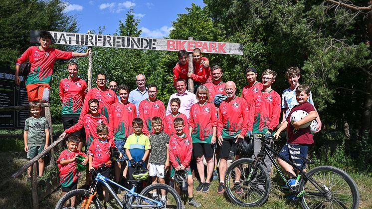 Die Mountainbiker der Naturfreunde mit den neuen Trikots. Hinten links: Gersthofens Erster Bürgermeister Michael Wörle mit Michael Smischek, LEW-Kommunalbetreuer. (LEW / Thorsten Franzisi) 