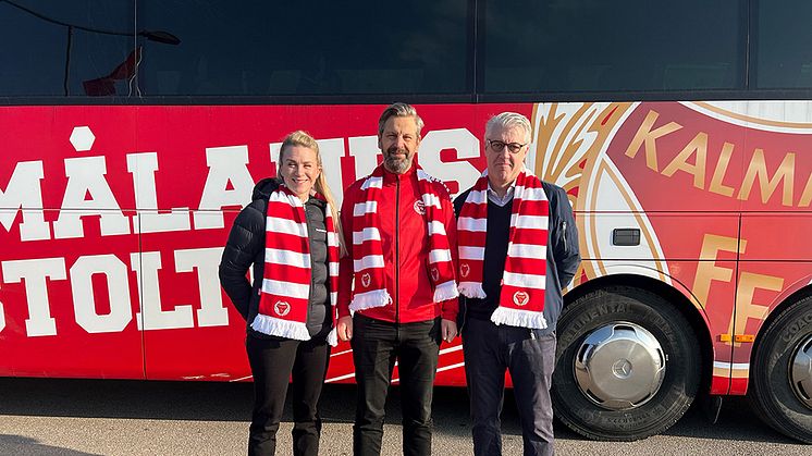 Jennie Glantz, sälj- och marknadschef Bergkvarabuss, David Måsegård, klubbchef Kalmar FF och Jörgen Ingvarsson, affärschef öst skolskjuts- och beställningstrafik Bergkvarabuss - framför Kalmar FF's spelarbuss.