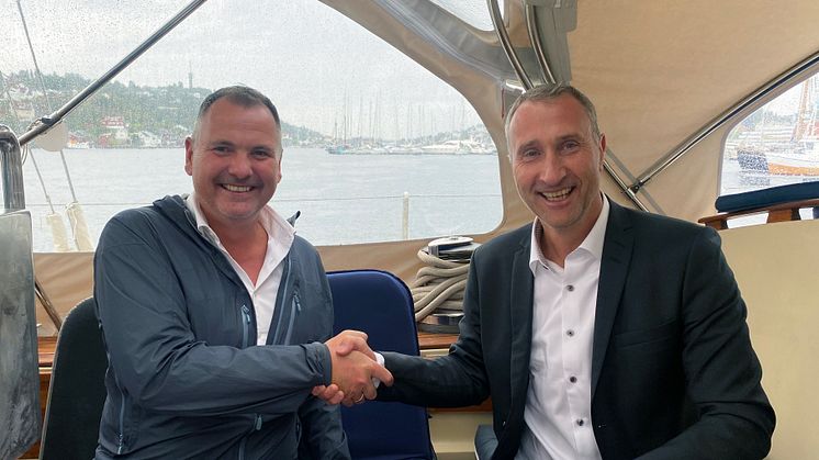 Bjørn Arve Ofstad (t.v.) og Ståle Rød signerte avtalen under Arendalsuka. 