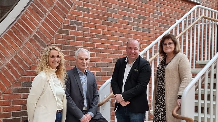 Representanter från säljaren Folkets Hus Borlänge Ekonomisk förening samt Ekman Hotels. Från vänster Catrin Lindblad(FH), Ulf Sonesson (FH), Patrik Ekman (Ekman Hotels) samt Pia-lena Andersson (FH)