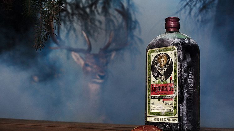 Jägermeister firar 35 år i Sverige - lanserar retro flaska från 1935