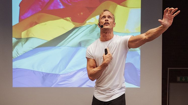 Tobias Karlsson föreläser för elever på Virginska gymnasiet. Foto: Ehsan Shams