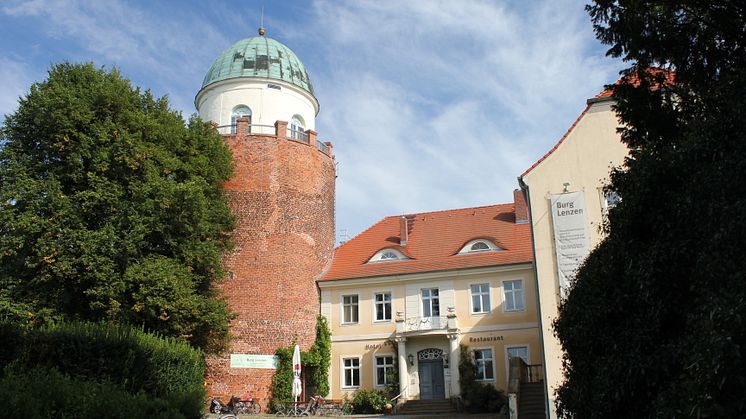 Burg Lenzen, das Besucher- und Tagungszentrum im Herzen des Biosphärenreservates Flusslandschaft Elbe-Brandenburg, liegt erhöht an der brandenburgischen Elbtalaue. Foto: TMB-Fotoarchiv/Regina Zibell.