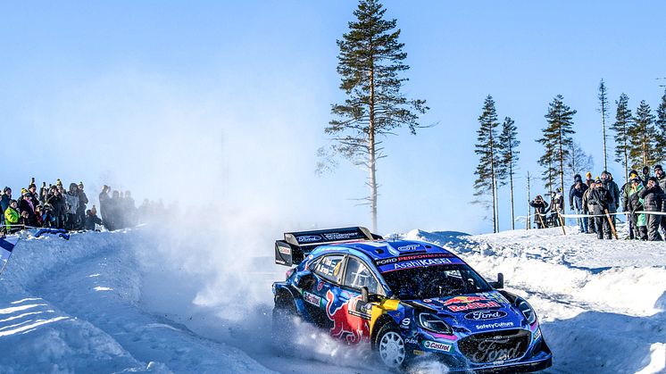 Ott Tänak és Martin Jarveoja remek tempót diktáltak Svédországban a Ford Puma Hybrid Rally1 versenyautóval, megszerezve első idei győzelmüket.