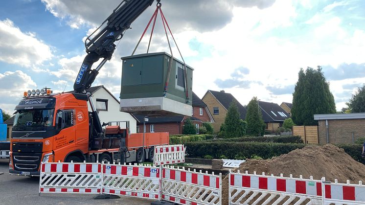 Die neue Ortsnetzstation Knopperbrück steht bereits. Foto: SH Netz