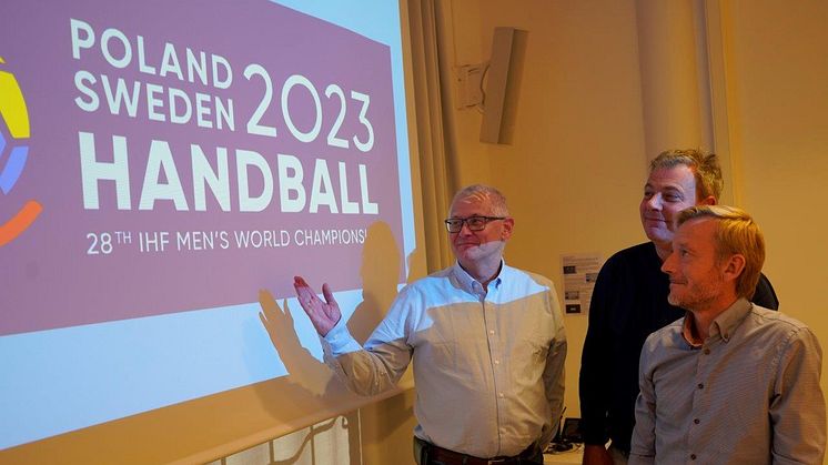 Kristianstad blir en värdstad för VM i handboll 2023. På bilden (från vänster): Anders Olsson, planeringsstrateg, Pierre Månsson (L), kommunalråd, och Henrik Fröberg, VD för Kristianstad Arenabolag. 