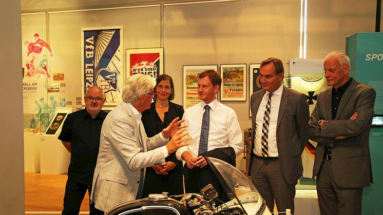 Der sächsische Ministerpräsident Michael Kretschmer (4.v.l.) beim Besuch im Stadtgeschichtlichen Museum Leipzig - Foto: Theresa Detemple