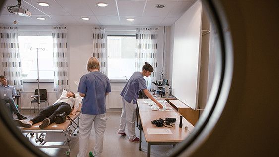 Utländska läkare genomgår ett praktiskt prov. Foto: Mattias Pettersson