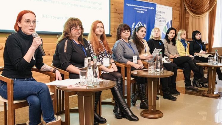 Representanter från organisationen Slavic Heart talar under ett FN-forum i Volnovakha, Donetsk