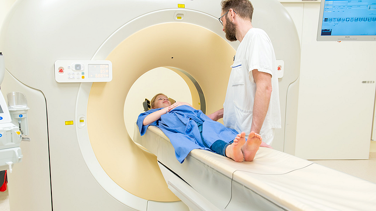 En röntgensjuksköterska röntgar en patient. 