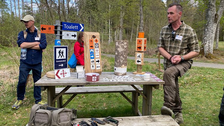 Projektledare Olle Wängborg och naturvårdare Jonas Håkman från Västkuststiftelsen håller workshop i ledmarkering.