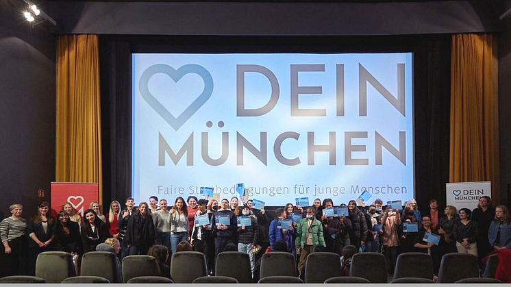 Ausgelassene Stimmung: 60 Jugendliche und das ganze Team von DEIN MÜNCHEN feiert den Abschluss der 8. Staffel NO LIMITS! ENTDECKE DEINE CHANCEN. 