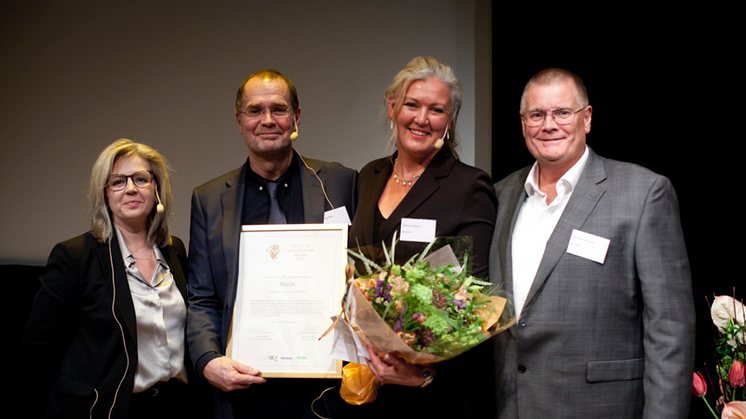 Från vänster: prisutdelare Ann-Mari Finemang, Vinnova, Tony Davidov, Martina Wettin och Kenneth Davidov, BipOn AB