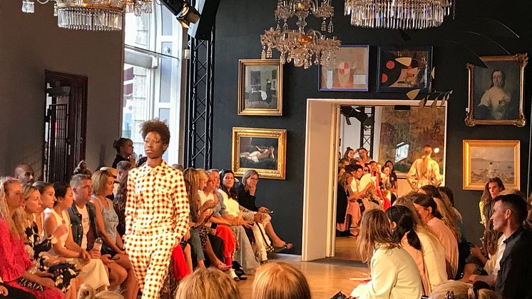 Baum und Pferdgarten’s presentation of the SS19 collection "A Poetic Friendship" in Bruun Rasmussen Auctioneers’ saleroom, August 2018.