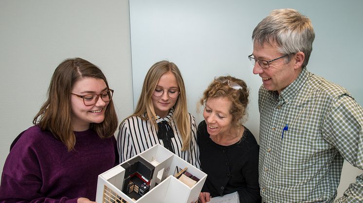 Gabriella Holubec och Julia Lundgren visar sitt lägenhetsförslag för LKFs byggprojektledare Anna Medin och VD Håkan Ekelund. 