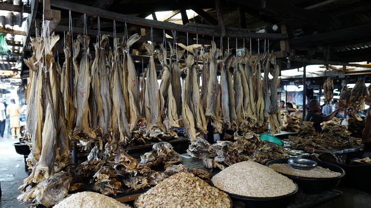 Marked i Lagos hvor det selges norsk tørrfisk